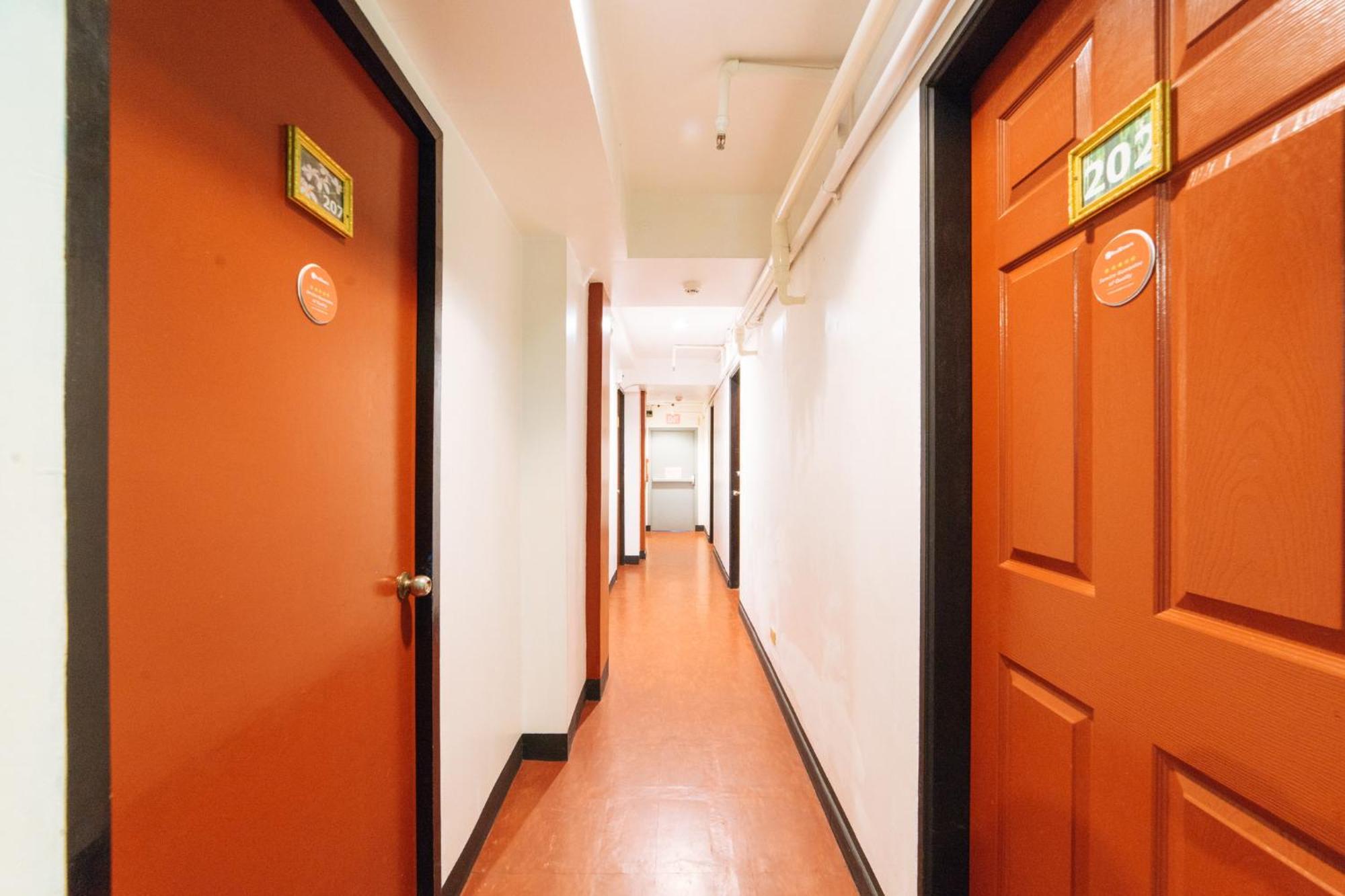 Reddoorz At Nirvana Pension House バコロ エクステリア 写真