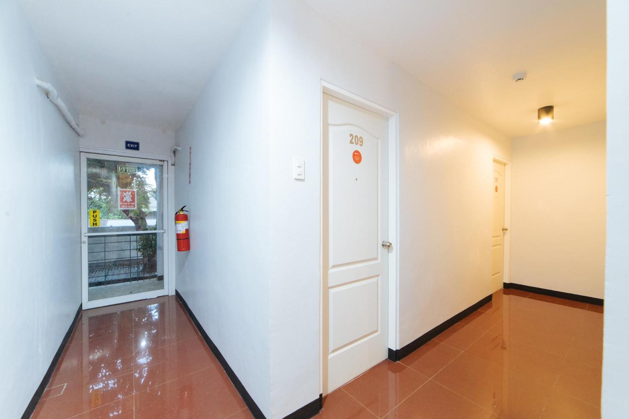 Reddoorz At Nirvana Pension House バコロ エクステリア 写真