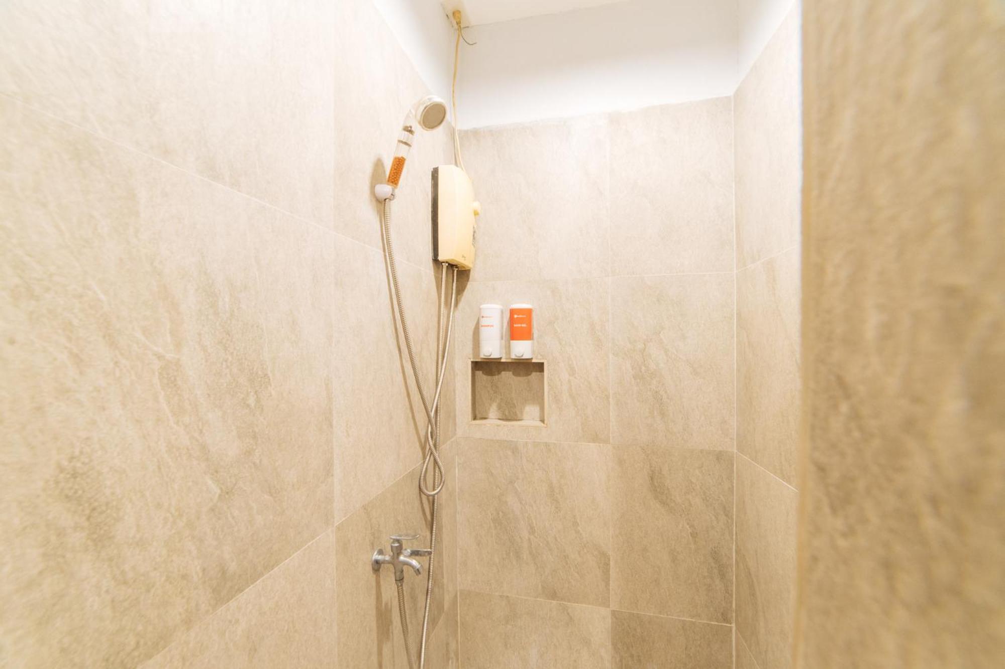 Reddoorz At Nirvana Pension House バコロ エクステリア 写真