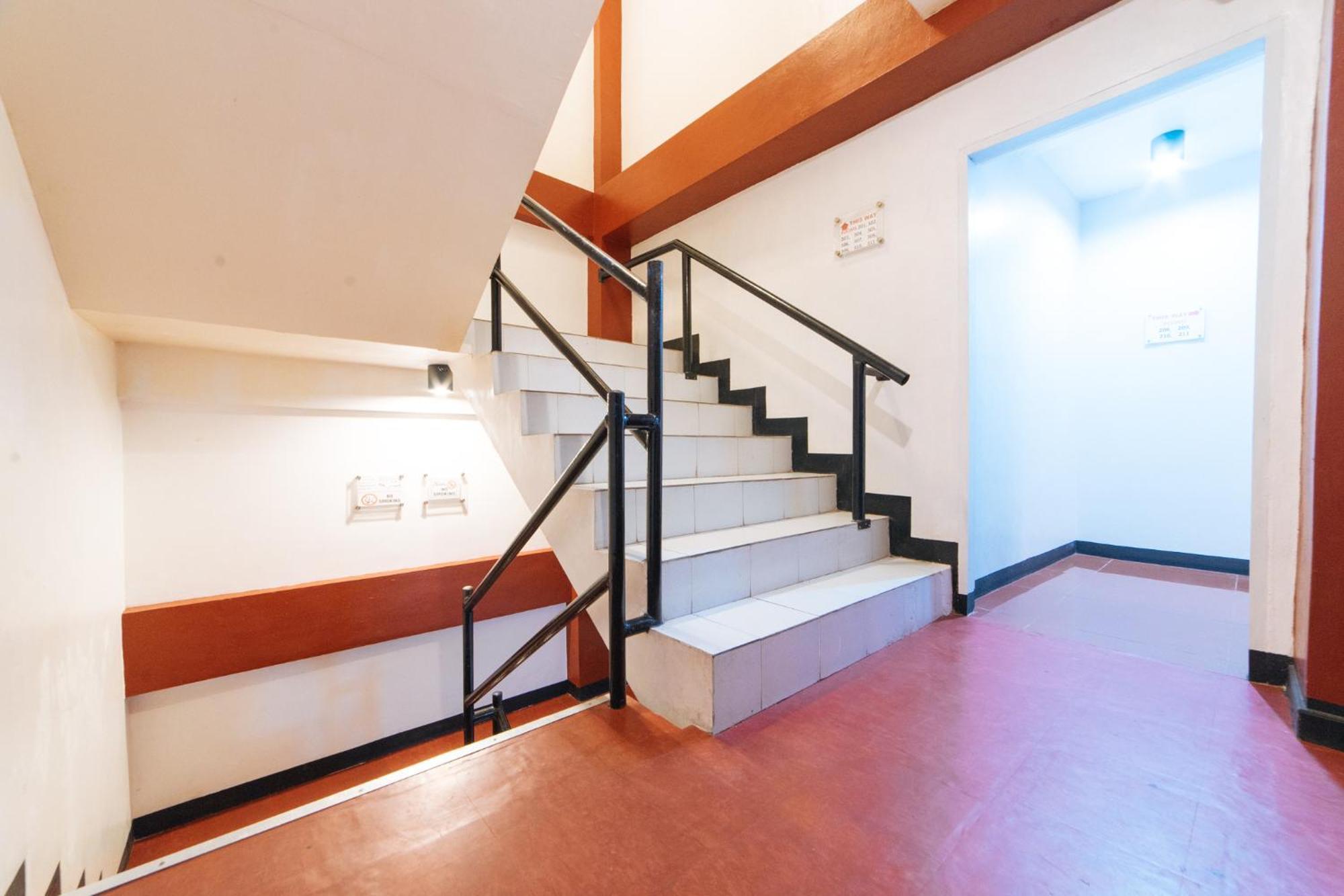 Reddoorz At Nirvana Pension House バコロ エクステリア 写真