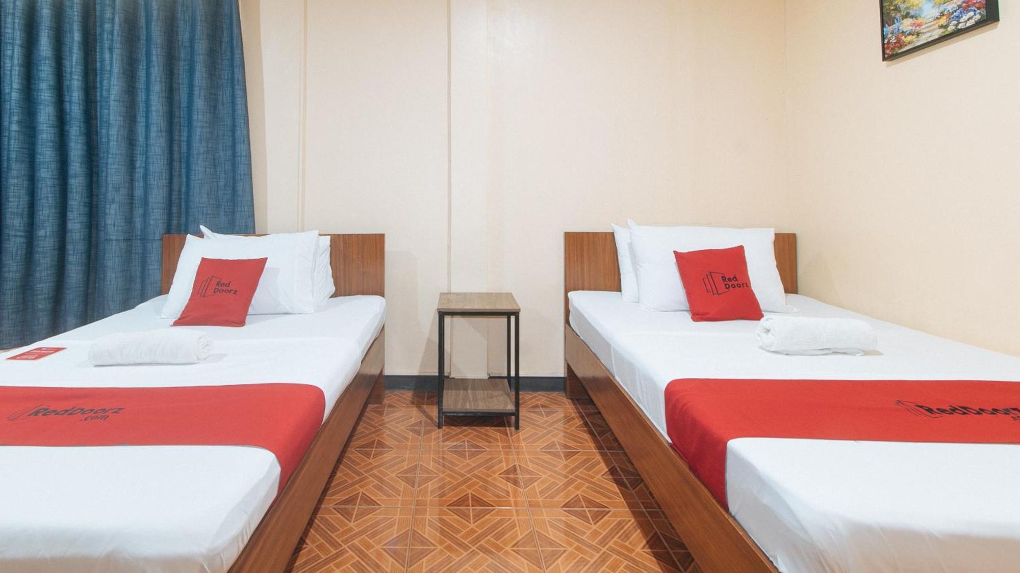 Reddoorz At Nirvana Pension House バコロ エクステリア 写真