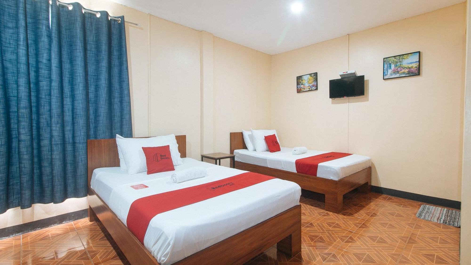 Reddoorz At Nirvana Pension House バコロ エクステリア 写真